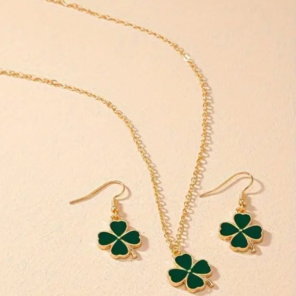 Green Four Leaf Clover Set - Necklace and Earrings - Year Round Set = - NWT - Picture 3 of 4